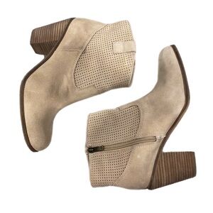Vince Camuto Suede Holden Boots 8 Leather Holden Cream Cutout